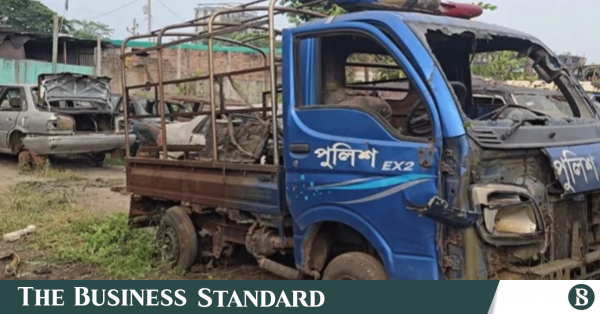 জুলাই অভ্যুত্থানে ছয়জনকে পোড়াতে ব্যবহৃত পুলিশ ভ্যান আশুলিয়ায় উদ্ধার