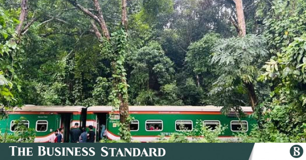 লাউয়াছড়ায় চার ঘণ্টা পর পাহাড়িকা এক্সপ্রেসের যাত্রা শুরু