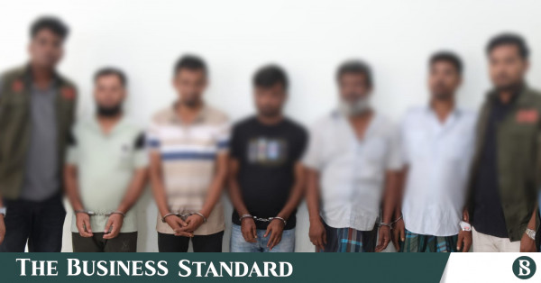 মীরসরাইয়ে সাবেক এএসপির বাড়িতে ডাকাতির ঘটনায় গ্রেপ্তার ৫