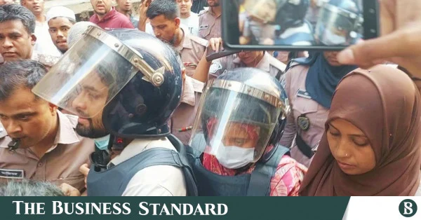 রবীন্দ্রনাথের গ্রাফিতি বিকৃতির চেষ্টা: রিমান্ড শেষে কারাগারে আয়াস ও রিমি