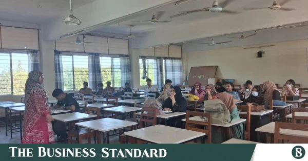 ৩৬ দিন বন্ধ থাকার পর কুয়েটে একাডেমিক কার্যক্রম শুরু, উপস্থিতি কম