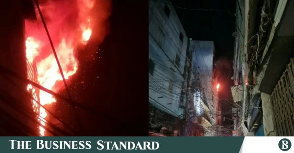 ১২ ঘণ্টা পর চকবাজারের আগুন নিয়ন্ত্রণে, অসুস্থ চার দমকলকর্মী