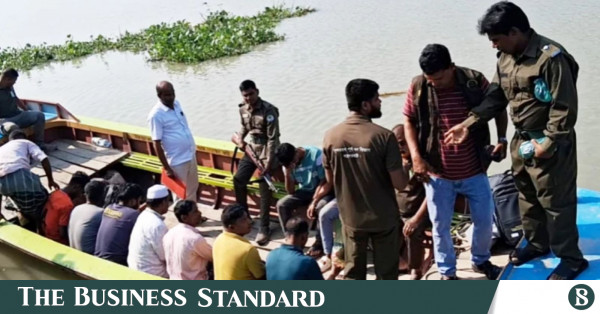 সুন্দরবনে ২৩০ টন কয়লাসহ আটক ৯