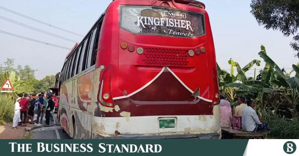 ফরিদপুরে বাস ও অ্যাম্বুলেন্সের মুখোমুখি সংঘর্ষে নিহত ৩