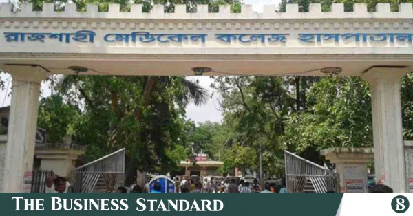 কর্মবিরতিতে রাজশাহী মেডিকেল কলেজের ইন্টার্ন চিকিৎসকরা