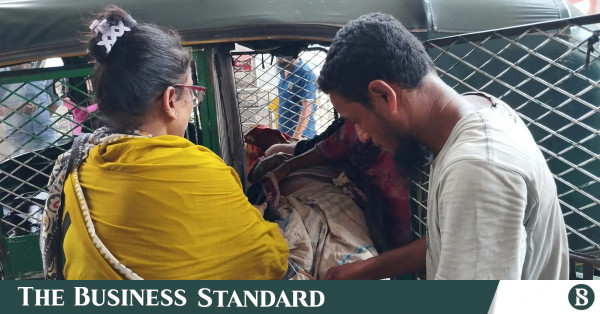 অ্যাম্বুলেন্স মালিকদের ধর্মঘটে ঢাকা মেডিকেলে রোগীদের ভোগান্তি