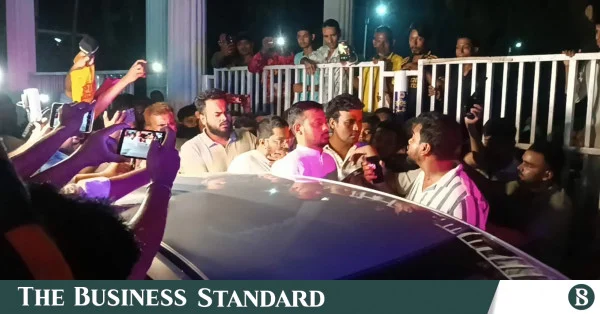 কুষ্টিয়ায় লালন শাহের মাজারে হামলার শিকার নাসিরুদ্দিন পাটোয়ারি, গাড়ি ভাঙচুর
