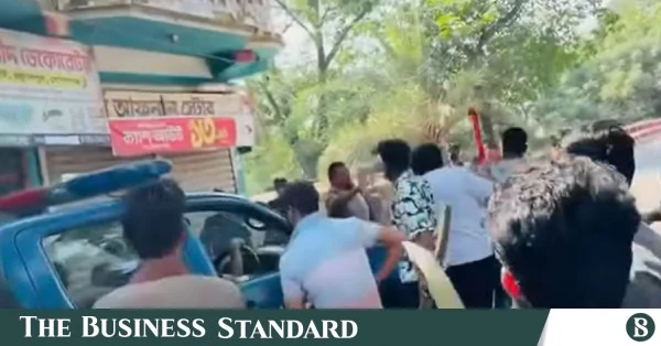 গোপালগঞ্জে ছাত্রলীগ ও যুবলীগের মিছিলে পুলিশের গাড়ি ভাঙচুর, আহত ৩